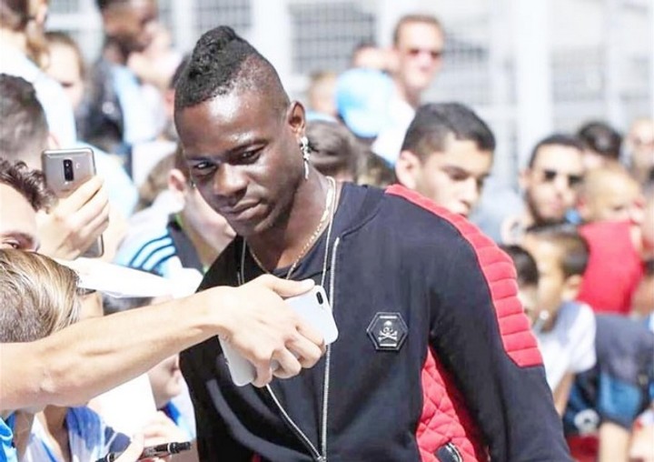Balotelli bol pri bizarnej stávke. Moped skončil v mori